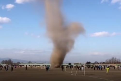 Необратимый процесс запущен: в Японии во время футбольного матча на поле появилась гигантская воронка – кадры