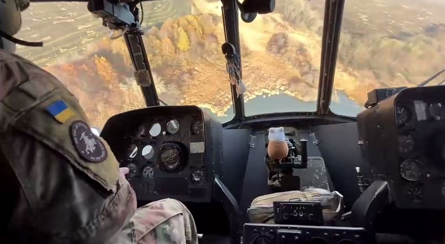 Пилот ВСУ показал на видео из кабины Ми-8 огонь по целям реактивными снарядами и маневры