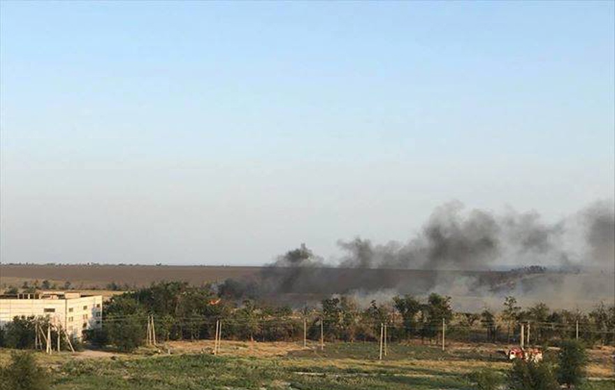 ГСЧС бьет тревогу из-за пожара в Мариуполе: опасный огонь охватил поля на восточной окраине города - кадры