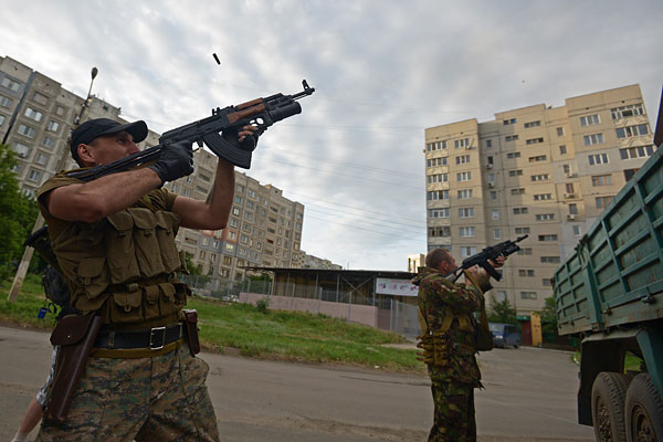 Из аэропорта Луганска по «зеленому коридору» вышли бойцы АТО