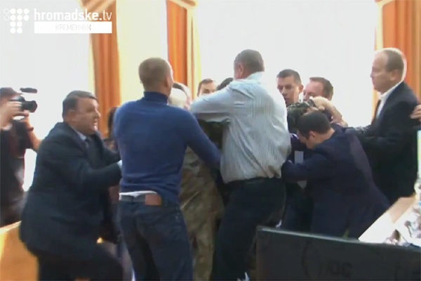 Как подрались депутаты на сессии в Кременчуге. Видео