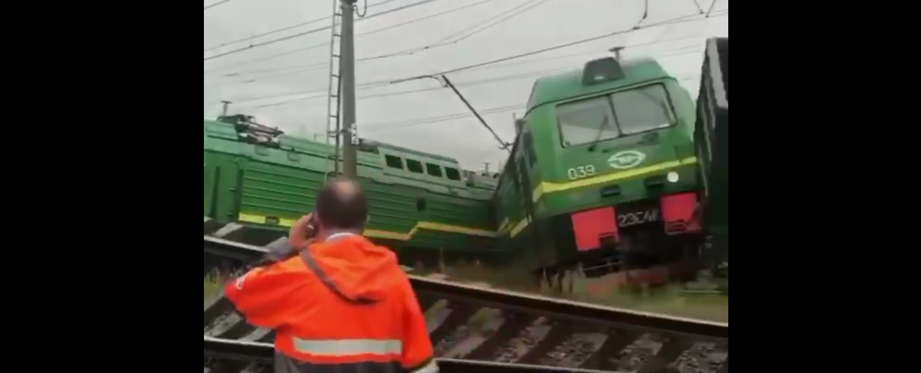 В Петербурге столкнулись два грузовых ж/д состава: поезда сошли с рельс