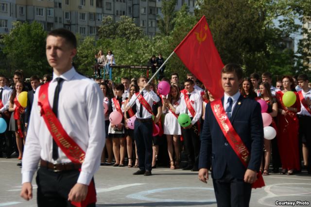 Back in the USSR: в Крыму последний звонок в школе провели под флагом СССР