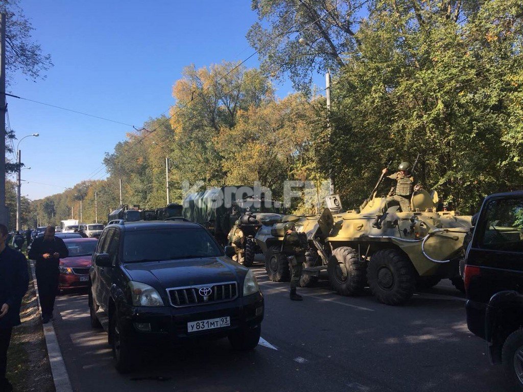 В Керчь введены войска, место взрыва окружили 100 единиц военной техники – кадры