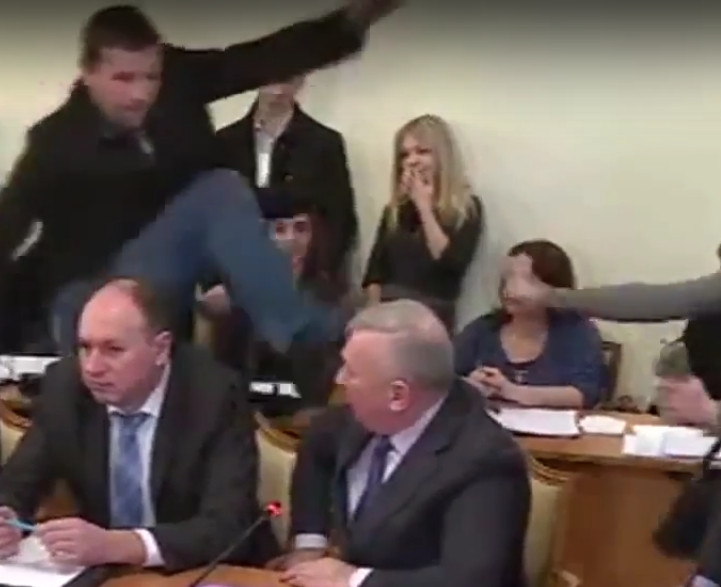 Видео дня: Парасюк в Раде ударил ногой в лицо высокопоставленного СБУшника