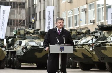 Порошенко во время визита в Харьков передал армии новейшие БТРы и минометы
