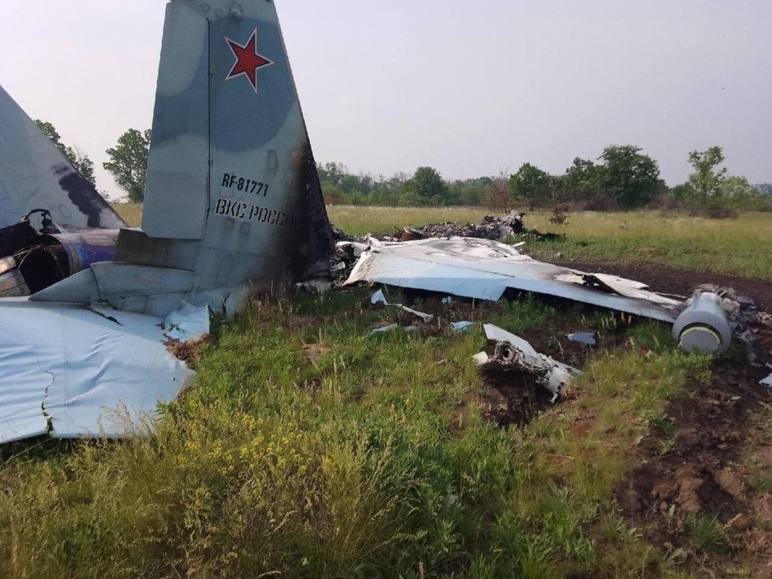 ​Шалят нервы: оккупанты в районе Токмака сбили свой же самолет – в Сети появились кадры