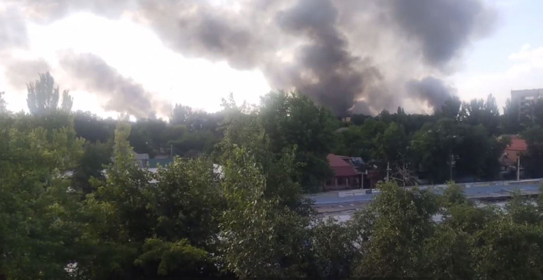 В Донецке мощные прилеты и масштабные пожары - Минобороны РФ официально признало удары по территории "ДНР"