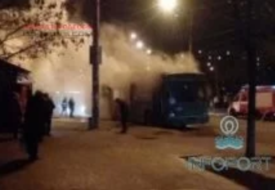 В Одессе взорвался троллейбус: очевидцы опубликовали видео и назвали причину взрыва - кадры