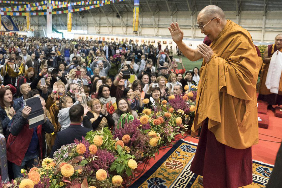 После этих слов зал стоя аплодировал Далай-ламе и Украине: "Я восхищаюсь украинцами и тем, как они противостоят России", – заявил духовный лидер буддистов. Кадры
