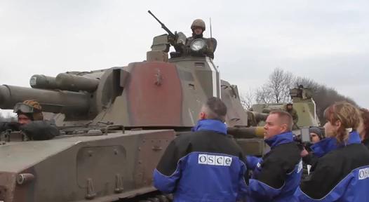 Украинские военные отводят САУ "Акация" от линии соприкосновения в зоне АТО. Видео