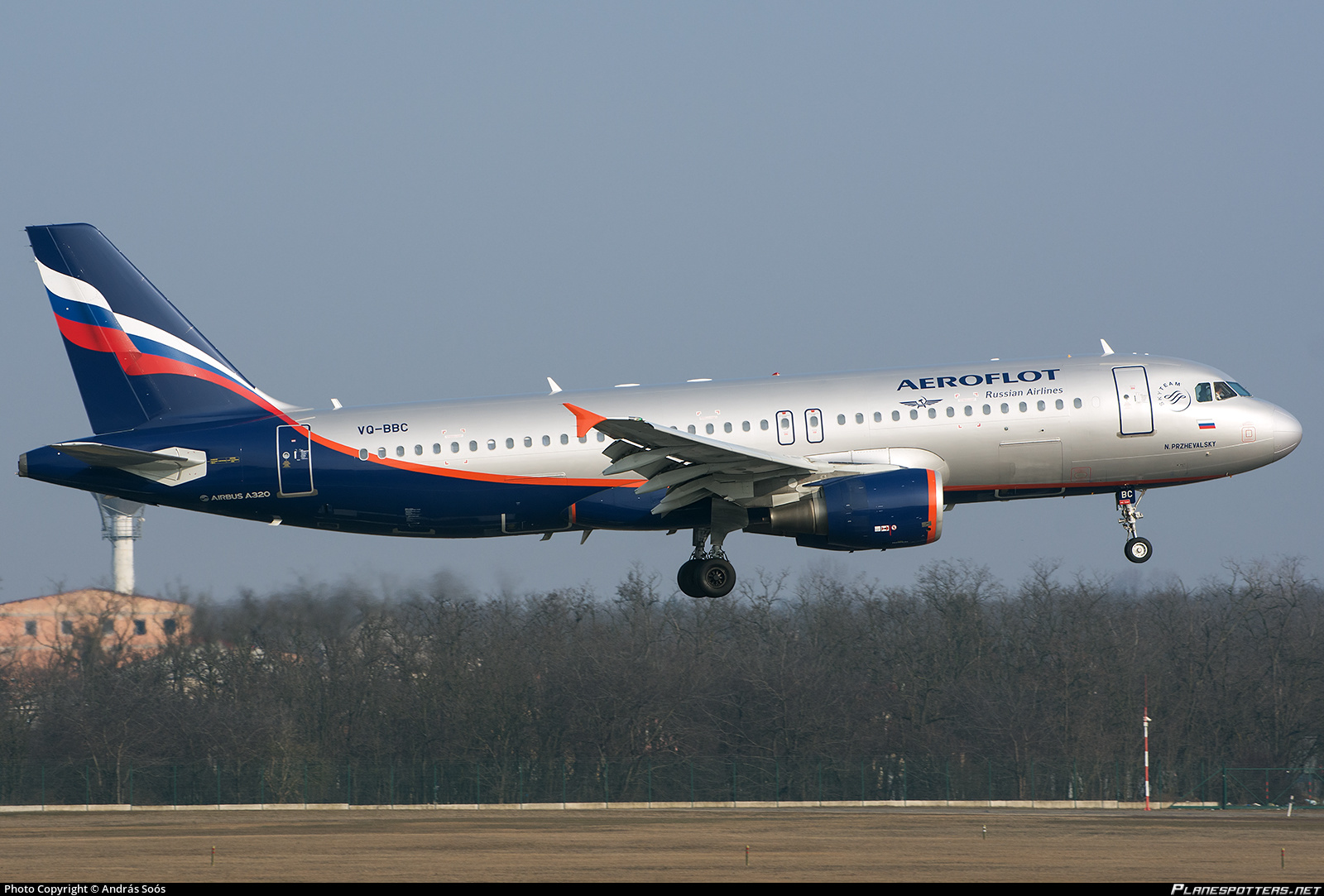 Авиакомпании России массово сокращают полеты в аннексированный Крым: названа громкая причина