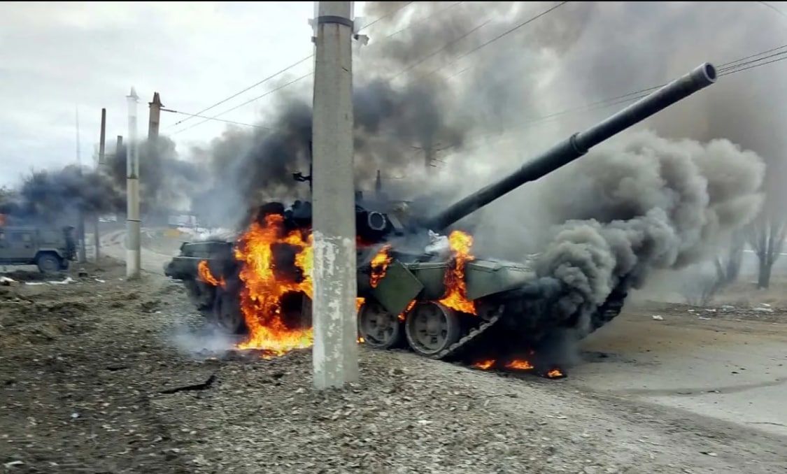 "Азов" уничтожил прибывшее в Мариуполь подкрепление россиян: на видео попал подбитый танк "Т-80"