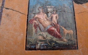 В римских Помпеях обнаружена уникальная фреска, изображающая мифического Нарцисса, – кадры