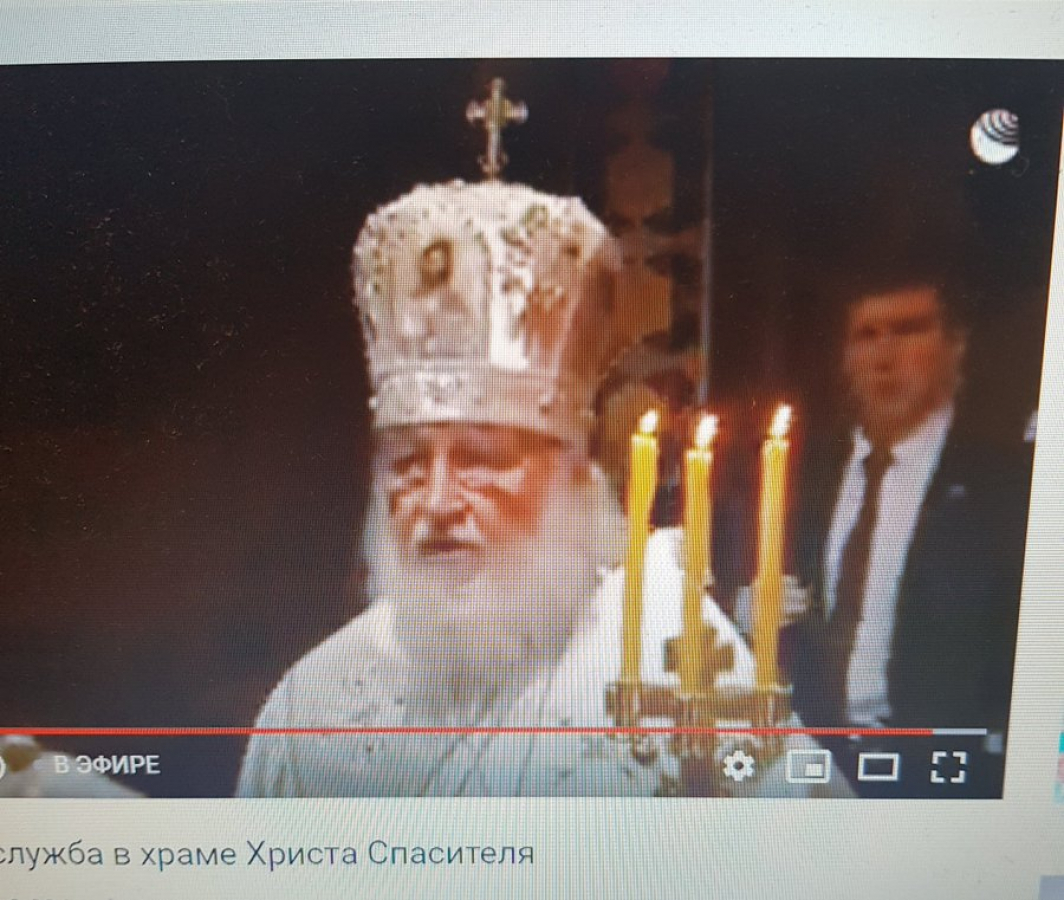 Пасхальная служба патриарха Кирилла в Москве вызвала удивление соцсетей: на фото заметили странную деталь