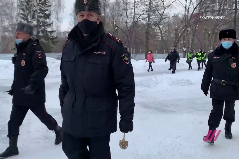 ​Протесты в России: в Екатеринбурге полицейский вышел с "золотым" ершиком Путина, видео удивило россиян