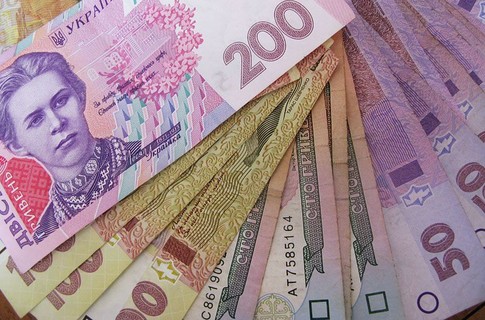Госстат: за год зарплата украинцев уменьшилась на 18%