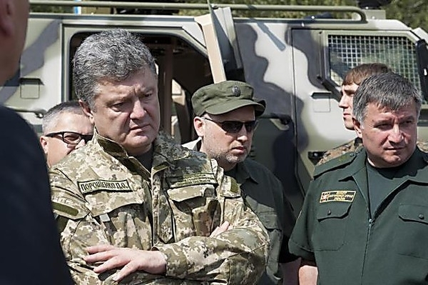 СМИ: Президент Порошенко требует отставки Авакова с поста министра МВД