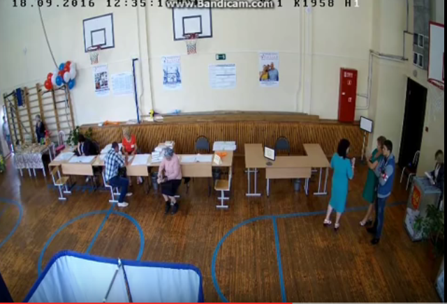 В Ростове-на-Дону на выборном участке прикрыли "стенкой" подтасовку бюллетеней