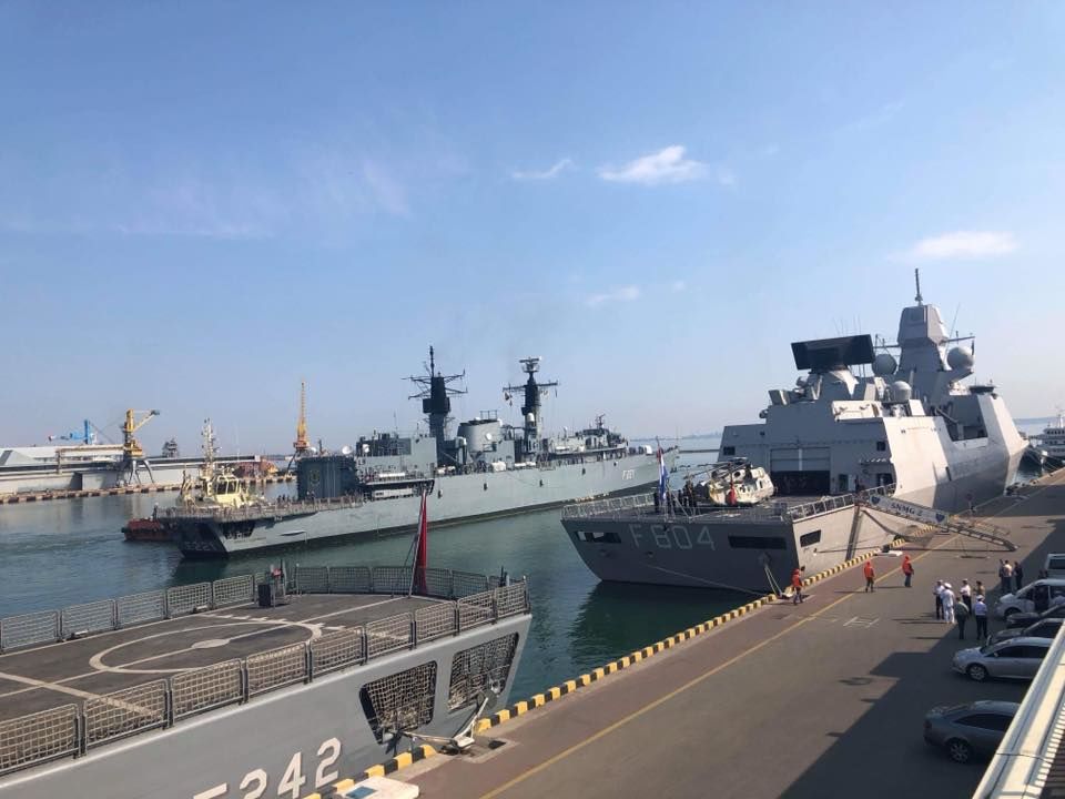 РФ замерла в ожидании: военные корабли НАТО зашли в Черном море - завораживающие кадры из Одесского порта