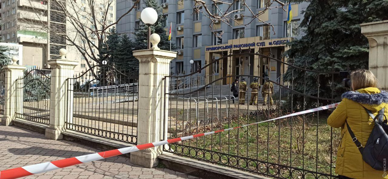 "Выйду отсюда лишь в пластиковом мешке", - в Одессе мужчина с гранатой захватил здание суда, видео