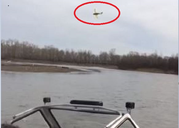 В России самолет с людьми неожиданно рухнул в реку, никто не выжил: очевидцы показали, что осталось на месте катастрофы - кадры