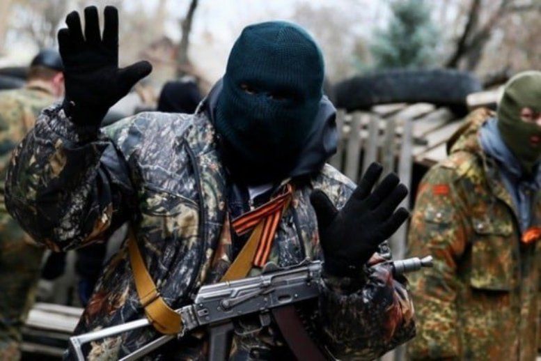 Все смотрели, и никто не заступился: в центре оккупированного Донецка группа подростков избила боевиков Захарченко – первые подробности