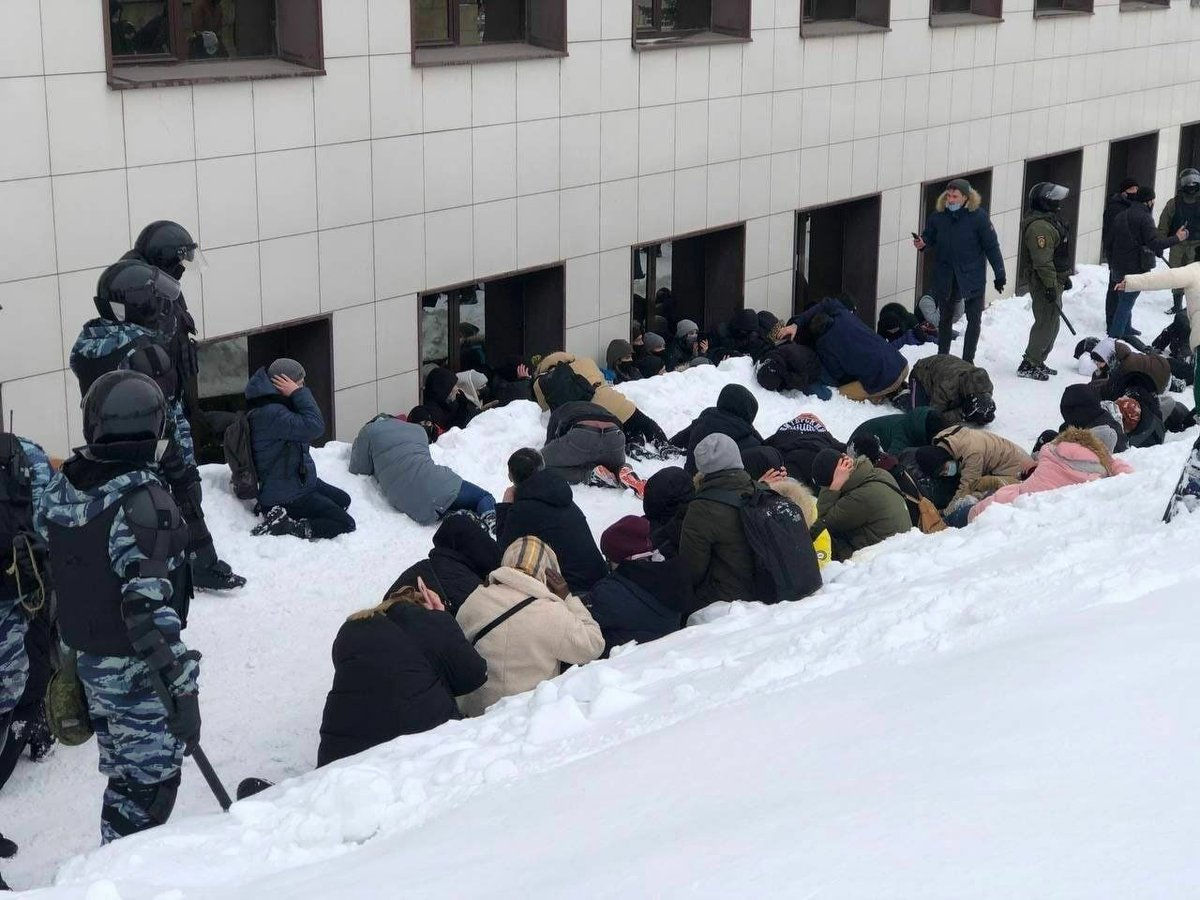 Протесты в России: в Казани ОМОН возмутил поступком над протестующими на снегу