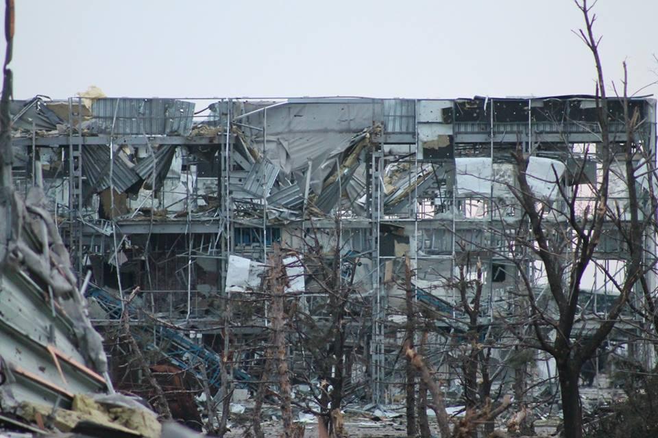 Под завалами нового терминала донецкого аэропорта обнаружены тела 4 силовиков, - ДНР