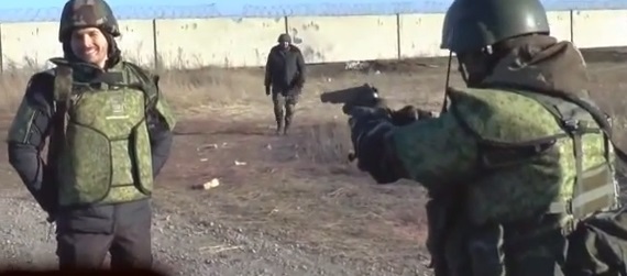 Ополченец Моторола ранил российского добровольца из пистолета во время проверки бронежилета