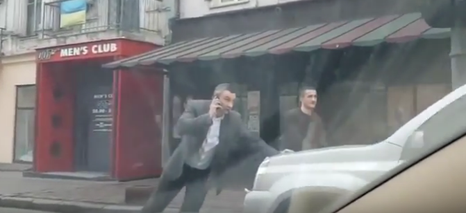 Появилось видео, как мэр Киева Кличко "угнал" чужой автомобиль на улице Сагайдачного