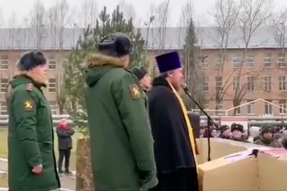 Батюшка РПЦ помолился перед срочниками армии РФ, чтобы не "затупили"​:"Сюда деби*ов не берут", - видео