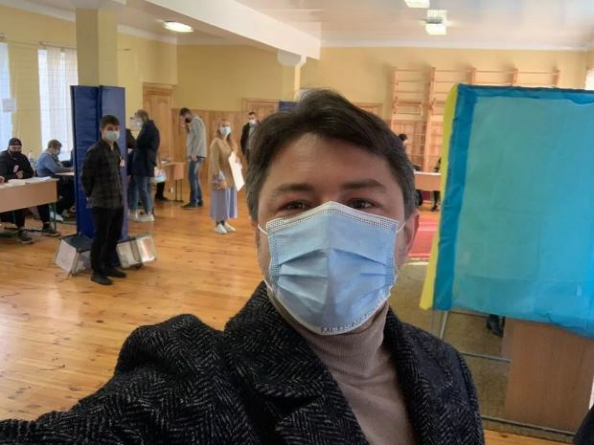 Как проголосовали звезды на выборах: Мазур, Вакарчук и Тополя поделились кадрами