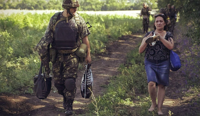 "Мы очень виноваты перед вами. Мы пока еще не смогли сделать свою работу и полностью очистить ваш прекрасный край от террористов и иностранных войск", - украинский офицер послушал Савченко и попросил прощение у жителей оккупированных территорий