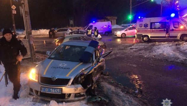 В Киеве и Ровно пять полицейских получили травмы за одну ночь, нарушители нагло таранили их автомобили - подробности происшествий