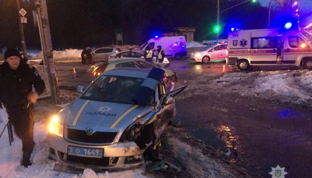 В Киеве и Ровно пять полицейских получили травмы за одну ночь, нарушители нагло таранили их автомобили - подробности происшествий