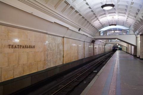 В Киеве после "минирования" возобновила работу станция метро "Театральная"