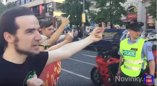 "Чемодан, вокзал, Россия!": в Праге "Ночных волков" Путина встретили гневной акцией протеста и нецензурными жестами, опубликованы кадры