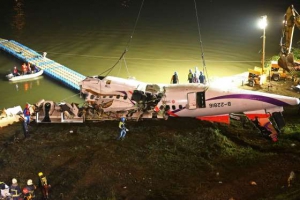 Пилот разбившегося на Тайване самолета специально отключил рабочий двигатель