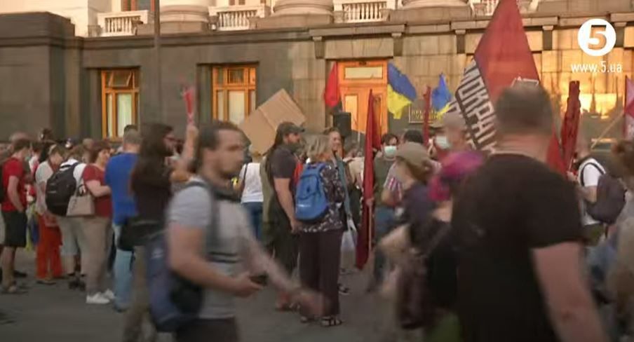 К Зеленскому после "признания" о ЧВК "Вагнер" пришли протестующие - требуют расследования