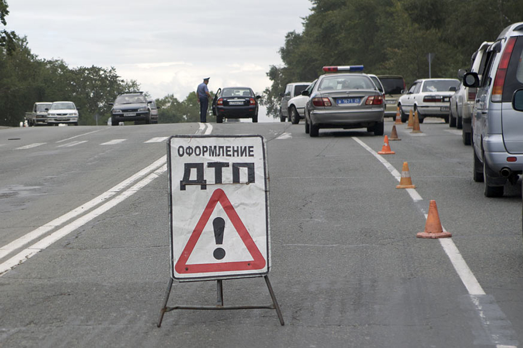 Недомогание водителя маршрутки в Черновцах привело к смертельному ДТП: автобус сбил пешехода и въехал в дом