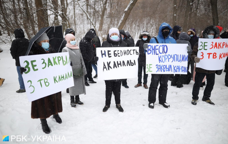 "Сотрудники" Newsone, "112 Украина" и ZIK пришли протестовать против Зеленского