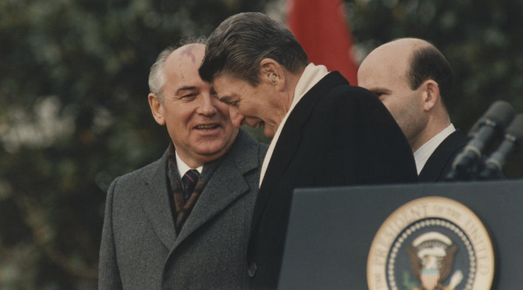 СМИ: Рейган предлагал Горбачеву вместе защищаться от инопланетян