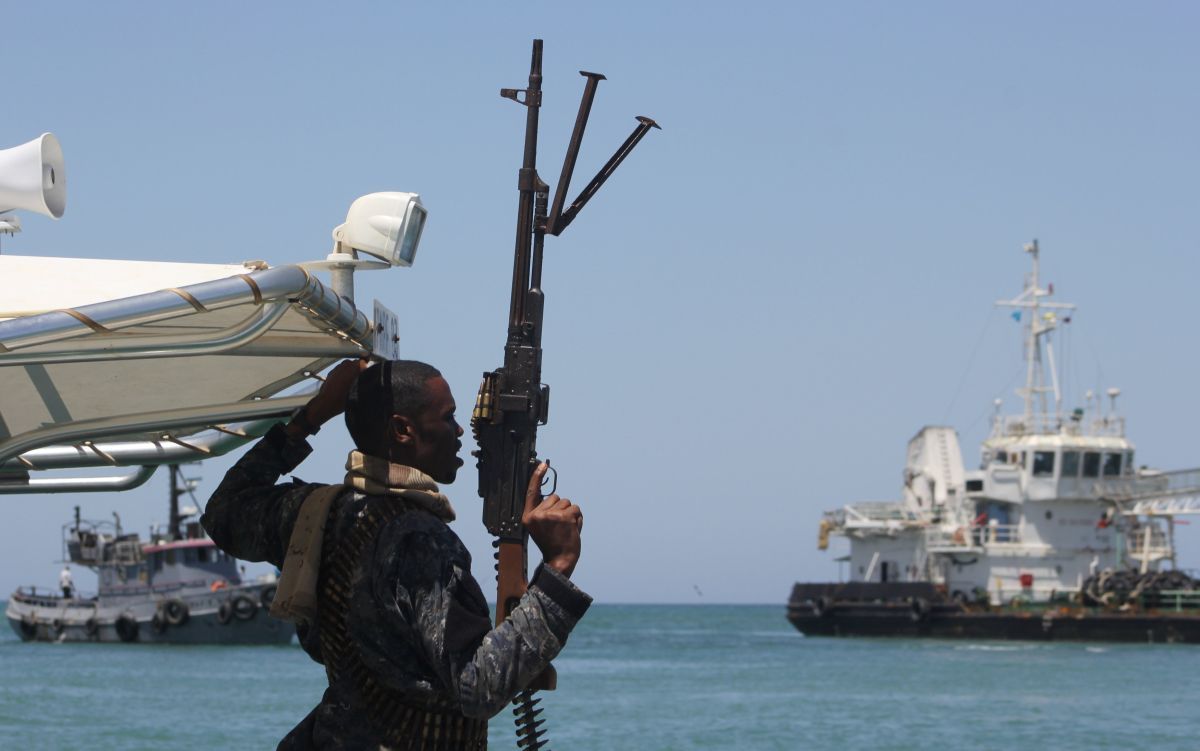 Сомалийские пираты захватили судно с россиянами на борту - СМИ
