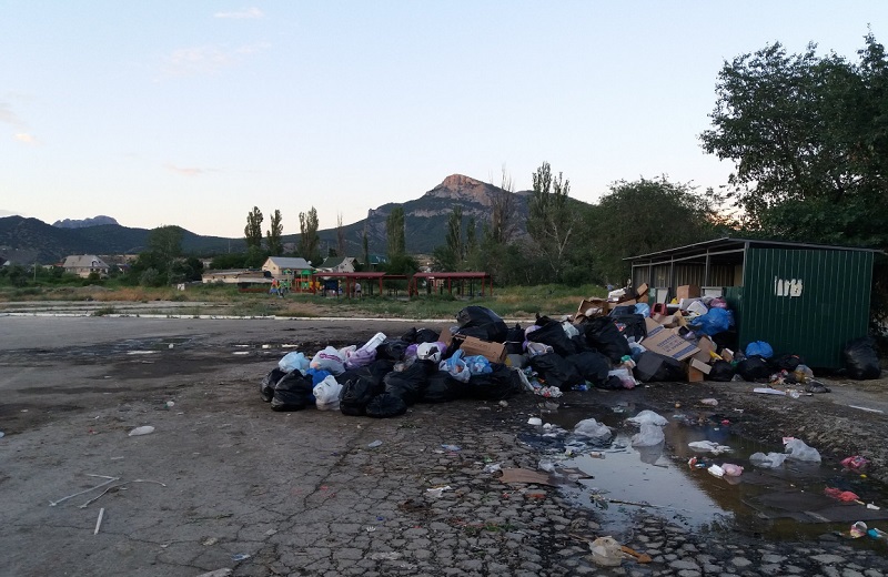 "Это не проблема, это катастрофа", – в Сети показали фото курортов Крыма, медленно превращающихся в свалки