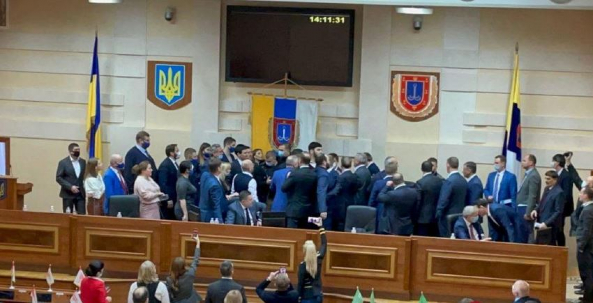 В Одесском облсовете произошла драка: депутаты от "ОПЗЖ" блокировали трибуну