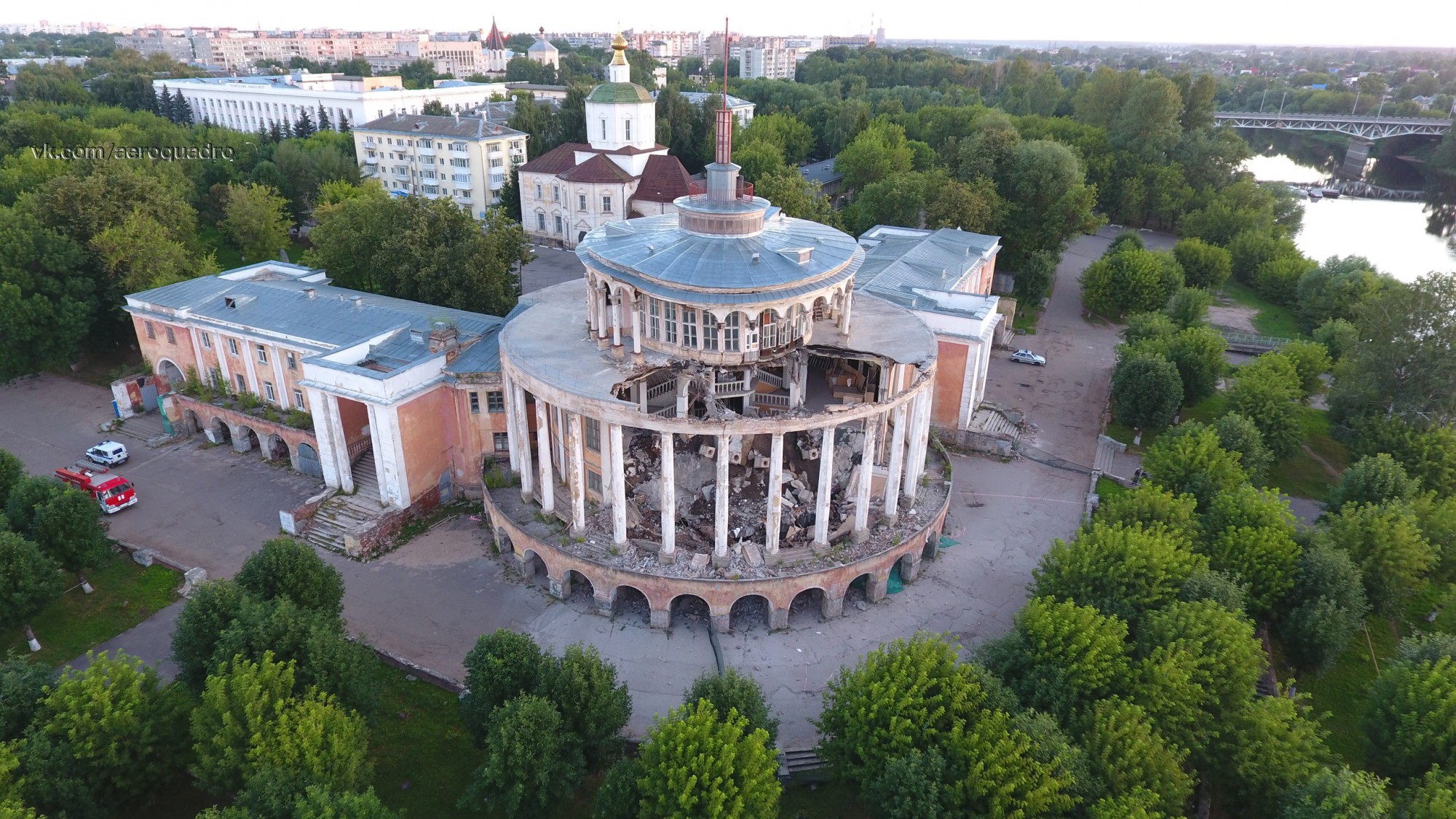 ​Знаковое обрушение: в Твери уничтожен один из главных символов города – речной вокзал – кадры