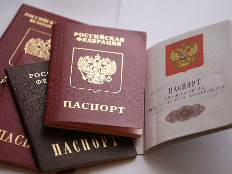 Жители "ЛДНР" разочарованы в России из-за "обмана" с паспортами, в Сети переполох: "Больше не нужны"