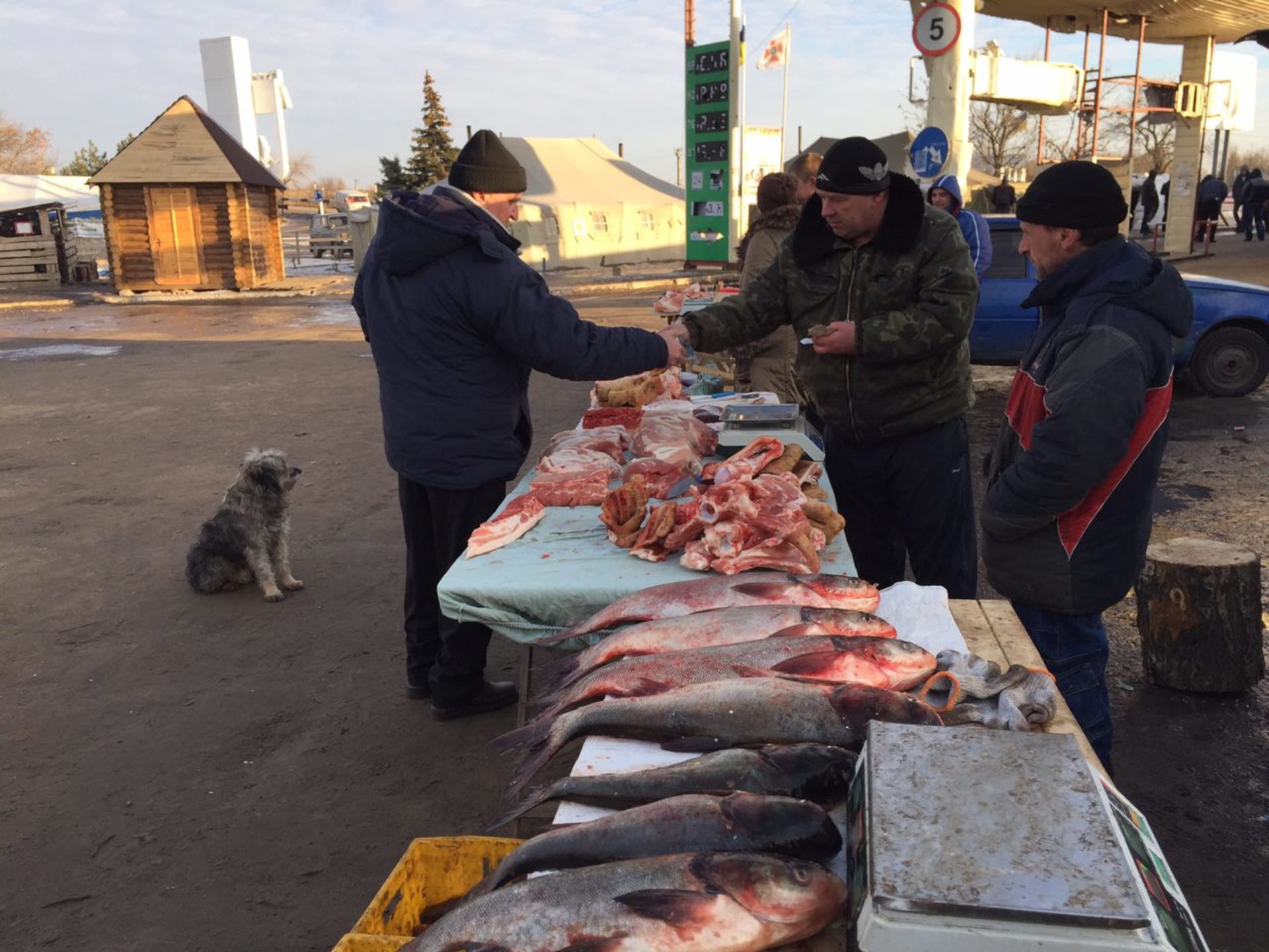 Охамевшие террористы "ЛНР" запрещают украинцам с оккупированных территорий есть: боевики не пускают из Украины в "республику" мясо-молочные  продукты