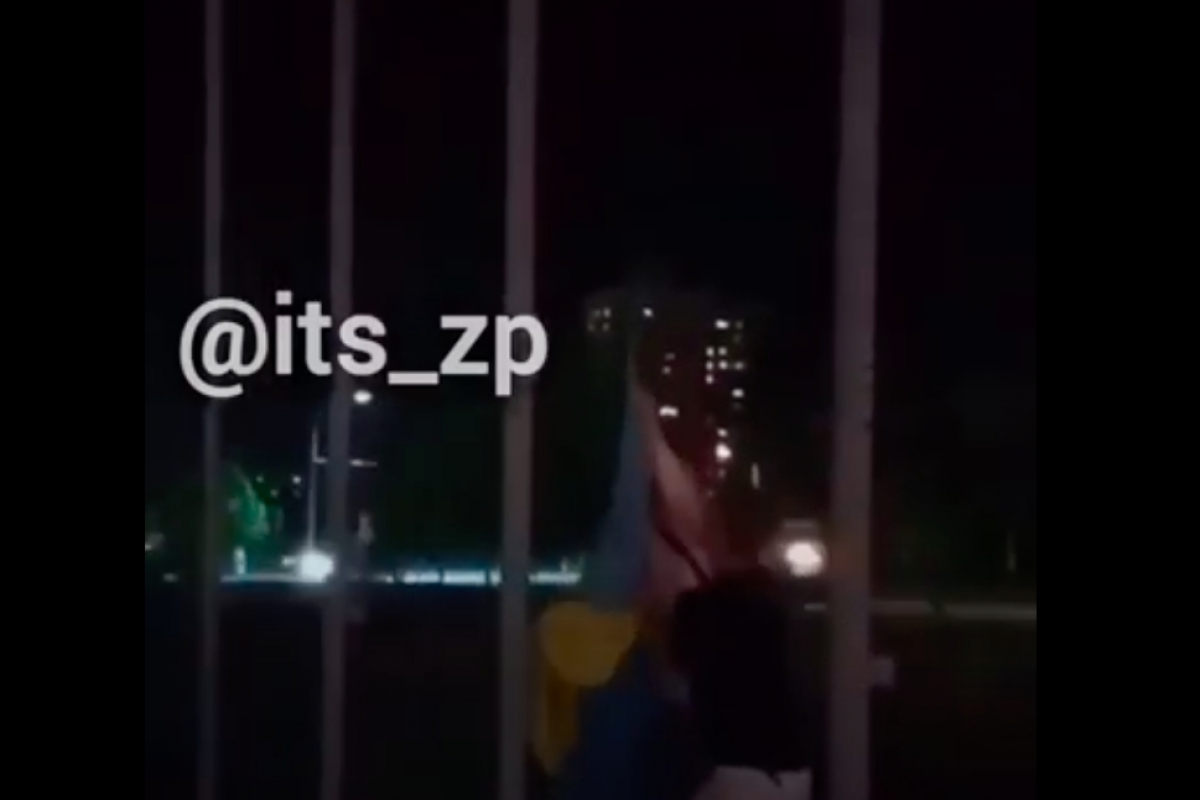 В Запорожье девочку-подростка заставили "наказать" себя за надругательство над флагом Украины, видео